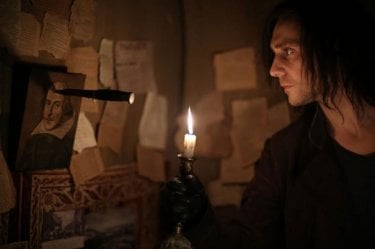 Only Lovers Left Alive: Tom Hiddleston infilza con un coltello la foto di William Shakespeare