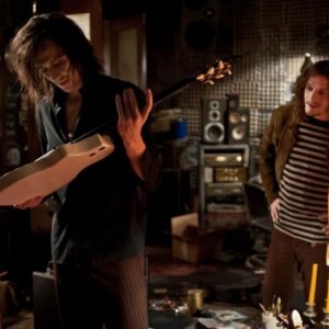 Only Lovers Left Alive: Tom Hiddleston osserva una chitarra insieme a Anton Yelchin
