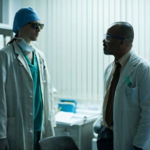 Only Lovers Left Alive: Tom Hiddleston travestito da medico a confronto con Jeffrey Wright