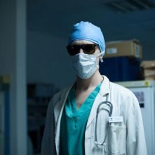 Only Lovers Left Alive: un'immagine di Tom Hiddleston travestito da medico