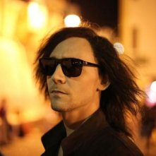 Only Lovers Left Alive: un primo piano di Tom Hiddleston con parrucca e occhiali da sole
