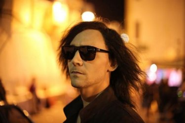 Only Lovers Left Alive: un primo piano di Tom Hiddleston con parrucca e occhiali da sole