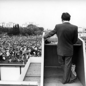 Quando c'era Berlinguer: Enrico Berlinguer di spalle durante un comizio in una scena del film