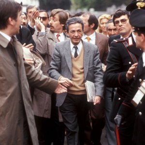Quando c'era Berlinguer: Enrico Berlinguer in mezzo alla folla in una scena del film