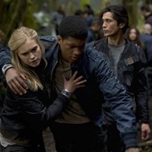 The 100: Eliza Taylor, Elie Goree e Bob Morley in una scena del pilot