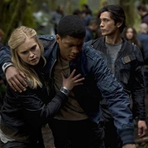 The 100: Eliza Taylor, Elie Goree e Bob Morley in una scena del pilot