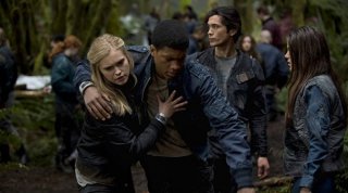 The 100: Eliza Taylor, Elie Goree e Bob Morley in una scena del pilot