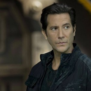 The 100: Henry Ian Cusick in una scena del pilot