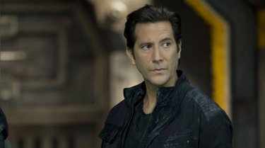 The 100: Henry Ian Cusick in una scena del pilot