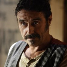 Deadwood: Ian McShane in un'immagine della prima stagione
