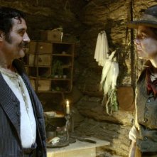 Deadwood: Ian McShane in una scena della prima stagione