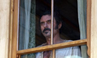 Deadwood: Ian McShane in una scena della prima stagione della serie