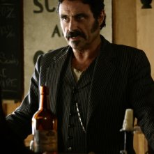 Deadwood: Ian McShane in una scena della prima stagione della serie western
