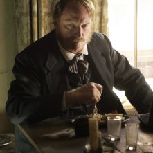 Deadwood: Jeffrey Jones in una scena della prima stagione della serie western