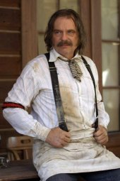Deadwood: Leon Rippy  in un'immagine della prima stagione