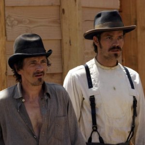 Deadwood: Timothy Olyphant con John Hawkes nella prima stagione della serie