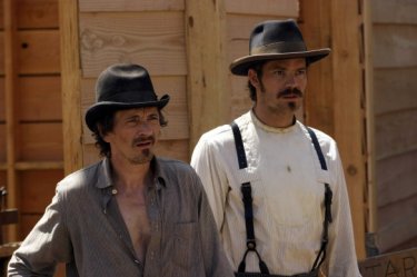 Deadwood: Timothy Olyphant con John Hawkes nella prima stagione della serie