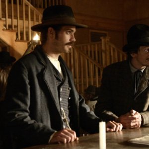 Deadwood: Timothy Olyphant e John Hawkes nella prima stagione della serie