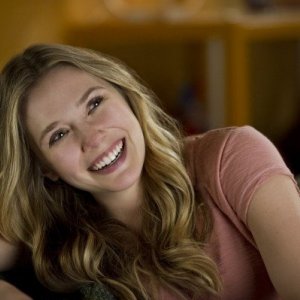 Godzilla: Un primo piano della sorridente Elizabeth Olsen