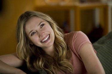 Godzilla: Un primo piano della sorridente Elizabeth Olsen