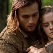 Noah: Douglas Booth ed Emma Watson abbracciati