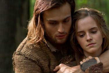 Noah: Douglas Booth ed Emma Watson abbracciati