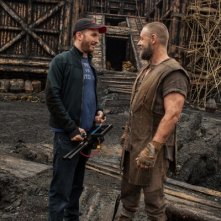 Noah: il regista Darren Aronofsky e Russell Crowe scherzano sul set