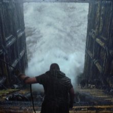 Noah: Russell Crowe di spalle osserva l'acqua salire
