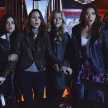 Pretty Little Liars: Sasha Pieterse, Ashley Benson, Troian Bellisario, Shay Mitchell e Lucy Hale nell'episodio A is for Answers