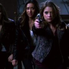 Pretty Little Liars: Sasha Pieterse con Troian Bellisario, Ashley Benson, Shay Mitchell e Lucy Hale nell'episodio A is for Answers
