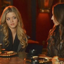 Pretty Little Liars: Sasha Pieterse e Troian Bellisario nell'episodio A is for Answers