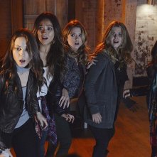 Pretty Little Liars: Sasha Pieterse, Troian Bellisario, Ashley Benson, Shay Mitchell e Lucy Hale nell'episodio A is for Answers