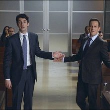 The Good Wife: Matthew Goode con Josh Charles nell'episodio Dramatics, Your Honor