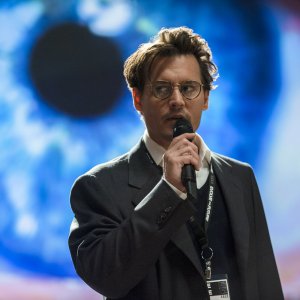 Transcendence: Johnny Depp parla delle sue teorie in una scena del film