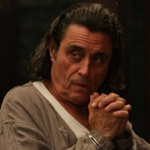 American Horror Story Asylum: Ian McShane nell'episodio The Coat Hanger