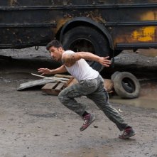 Brick Mansions: David Belle in fuga in una scena d'azione del film