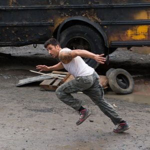 Brick Mansions: David Belle in fuga in una scena d'azione del film