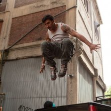 Brick Mansions: David Belle in una scena d'azione del film