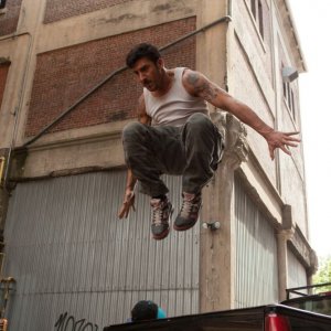 Brick Mansions: David Belle in una scena d'azione del film