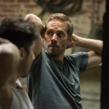 Brick Mansions: Paul Walker sotto minaccia in una scena del film