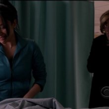 The Good Wife: Archie Panjabi e Christine Baranski nell'episodio Dramatics, Your Honor