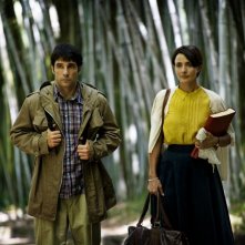 Ti ricordi di me?: Edoardo Leo passeggia insieme ad Ambra Angiolini in una scena del film