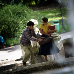 Ti ricordi di me?: Edoardo Leo tenta di scippare Ambra Angiolini in una scena del film