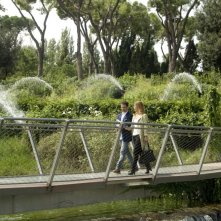 Ti sposo ma non troppo: Gabriele Pignotta e Vanessa Incontrada passeggiano in una scena del film