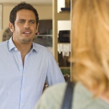 Ti sposo ma non troppo: Gabriele Pignotta in una scena del film apre la porta all'amore