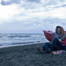Ti sposo ma non troppo: Gabriele Pignotta in una scena in riva al mare con Vanessa Incontrada