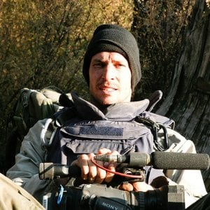 Tim Hetherington: dalla linea del fronte, il fotografo di guerra Tim Hetherington in un'immagine del documentario
