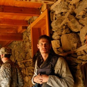 Tim Hetherington: dalla linea del fronte, il fotografo di guerra Tim Hetherington in una scena