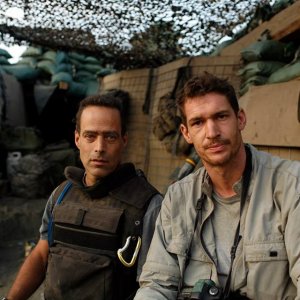 Tim Hetherington: dalla linea del fronte, il regista del documentario Sebastian Junger con Tim Hetherington