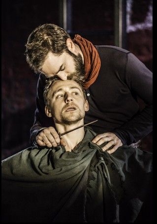 Coriolanus: Tom Hiddleston in una scena
